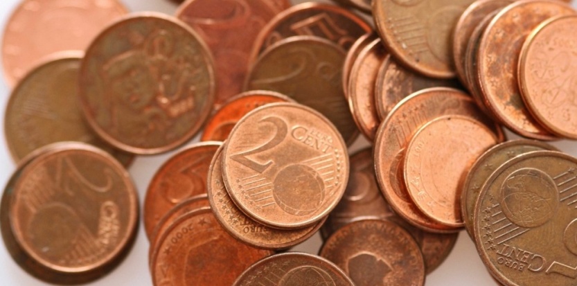 Boîte D'économie D'argent Rouge Avec Clé Avec Gros Plan De Pièces En Euros